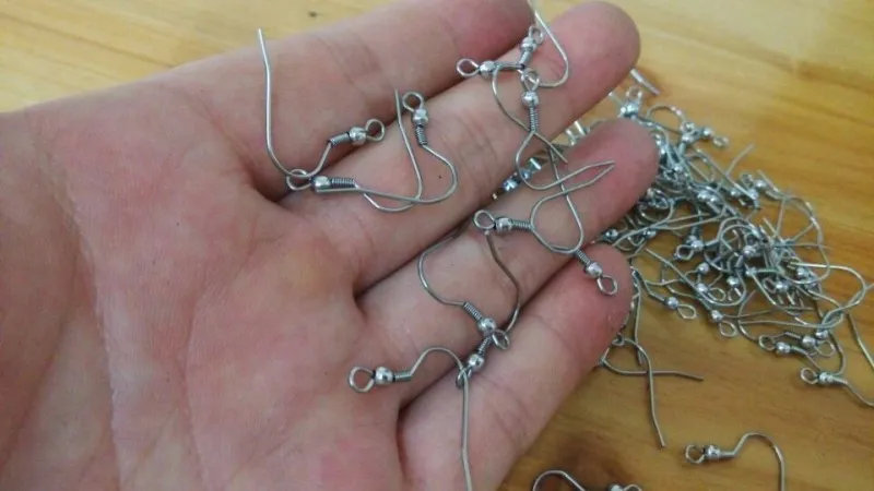 Gioielli di moda integrali da 500 pezzi che trovano ganci cavi auricolari in acciaio inossidabile chirurgici -con tappeti le orecchie della bobina di perline Tone d'argento D224B