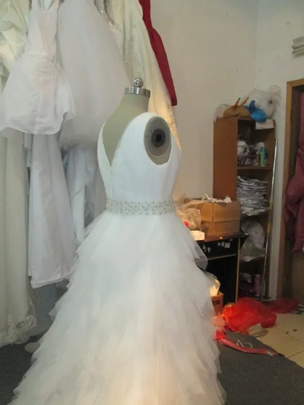 Robes de mariée Superbes Image Réel Une Ligne Col En V Froncé Tulle Volants Jupe Robes De Mariée avec Ceinture Perlée Exquise Sur Mesure