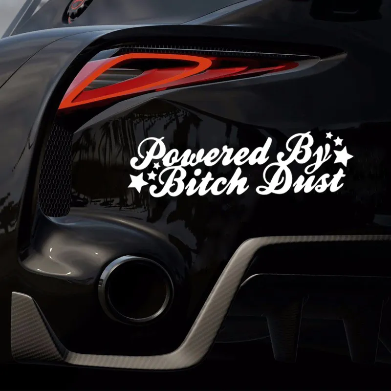 Car Styling For Powered By Bitch Dust Divertente Cute Sticker Girl Decalcomania del vinile Car Decorative Art Jdm