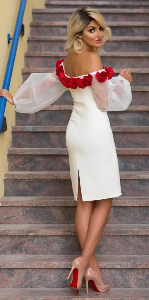 Weißer spezieller Entwurf-elegante Abschlussball-Kleider weg von der Schulter Hauch-Ärmel Knie-Länge Partei-Kleider mit den handgemachten Blumen nach Maß Abendkleider