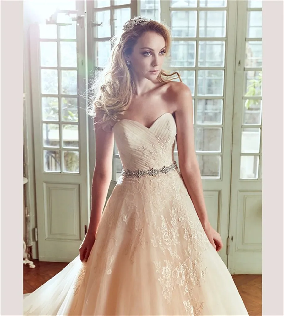 Sweetheart Neck A-Line Chapel Train Appliques Tulle Long Bridal Gowns Vestidos Beading Sash Champagne New Vintage Wedding Gowns