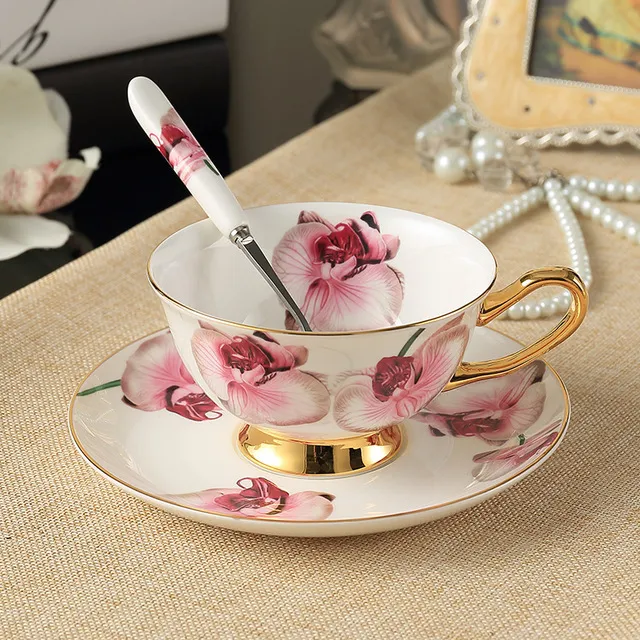 Elegante osso porcelana china chá xícaras de café e pires colher conjunto cerâmica estilo britânico tarde chá conjunto gift294c
