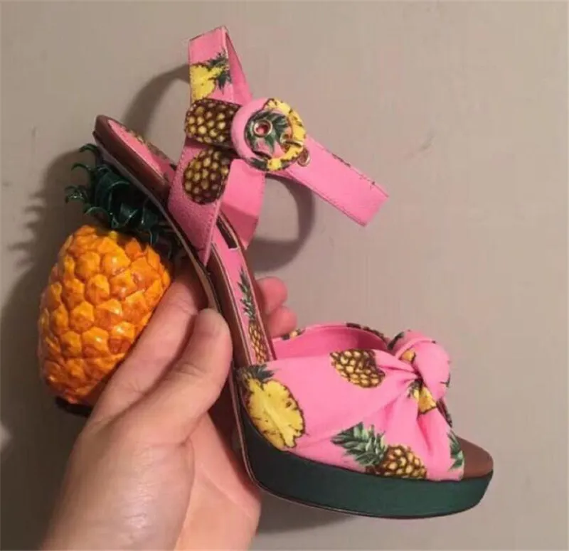Nieuwste mode vrouwen geprint platform vreemde open teen roze ananas sandalen hoge hakschoenen