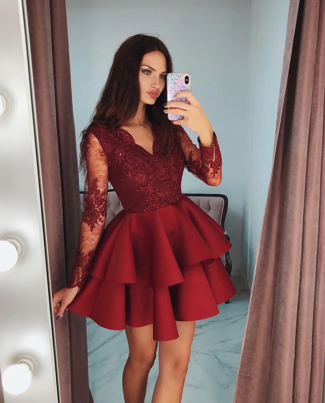 Red V Neck Homecoming Dresses Stylish Tiered Long Sleeve Pärled Spets Applique Short Prom Dress Lovely Fashion Celectail D193T