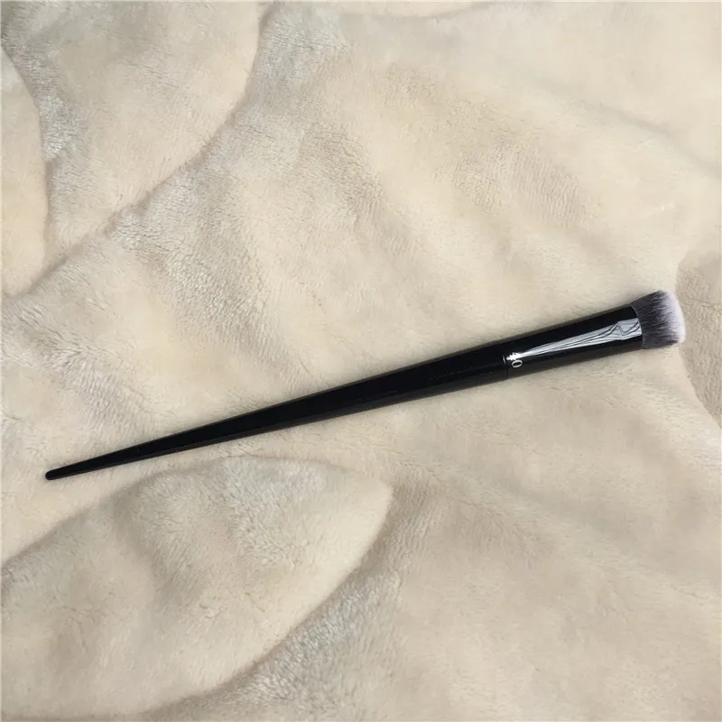 KVD Lock-It Edge Concealer Brush #40 _ 1