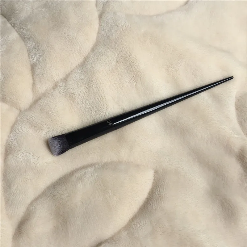 KVD Lock-It Edge Concealer Brush #40 _ 2