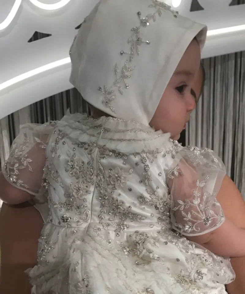 Robes de baptême de cristal pour les perles de bébés filles appliqués pour volants de baptême de baptême avec bonnet robe de communication Bonnet