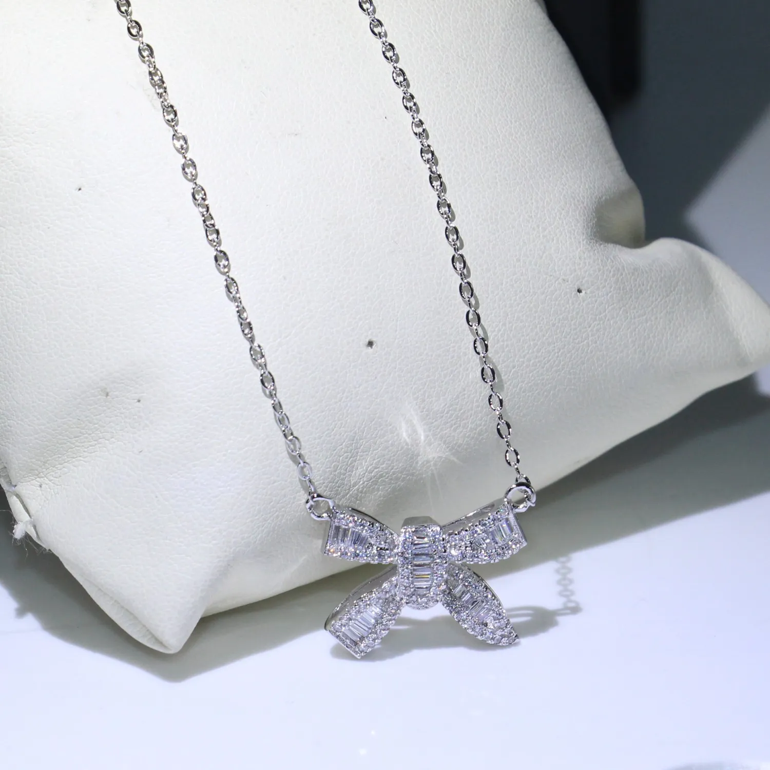 Nouveauté Original flambant neuf Infinity bijoux de luxe en argent Sterling 925 princesse coupe blanc topaze diamant chanceux chaîne arc Pendan263t