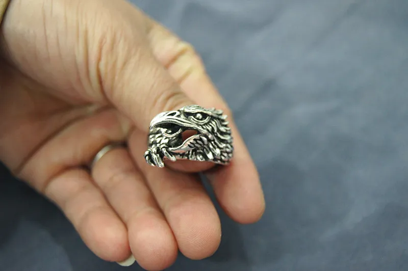 Anel de bronze da águia do vintage pengcheng macilento. O anel é a primeira escolha de um homem.