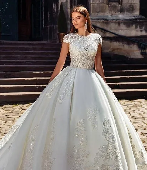 2018 Cheap Ball Gown Wedding Dresses Jewel Neck Illusion Cap Sleeves Lace Appliques Beaded Organza Arabic Plus Size Formal Bridal Gowns