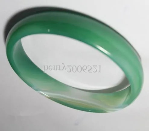 Bracelet manchette en agate verte diamètre intérieur de 68 mm avec écrin