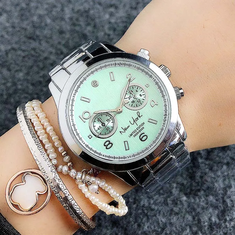 Modemärke Vackra kvinnors flicka New York Letters Style Dial Metal Steel Band Quartz Wrist Watch M6112247M