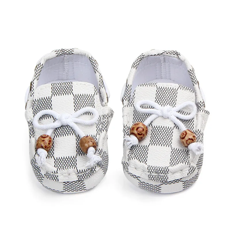 أحذية الأطفال حديثي الولادة لينة وحيد الرضع مشوا أول شبكة الأحذية الكلاسيكية الفتيات الفتيان الجلود سرير أحذية البازلاء الأحذية