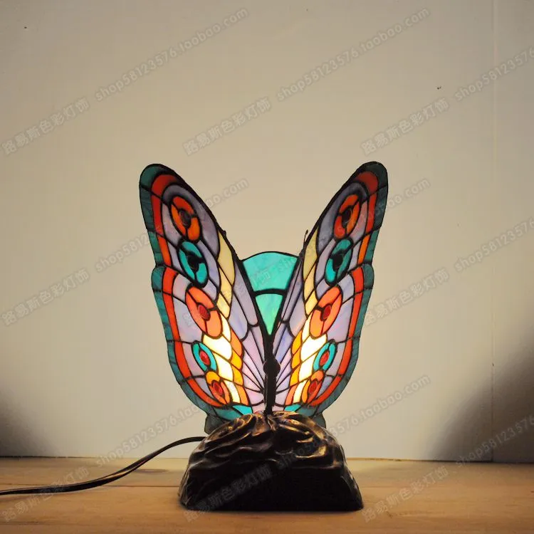 Mesa de noche de mariposa Lámpara de la lámpara del dormitorio Estudio de la sala de estar de lámparas de animales europeas Tiffany Glass New236s