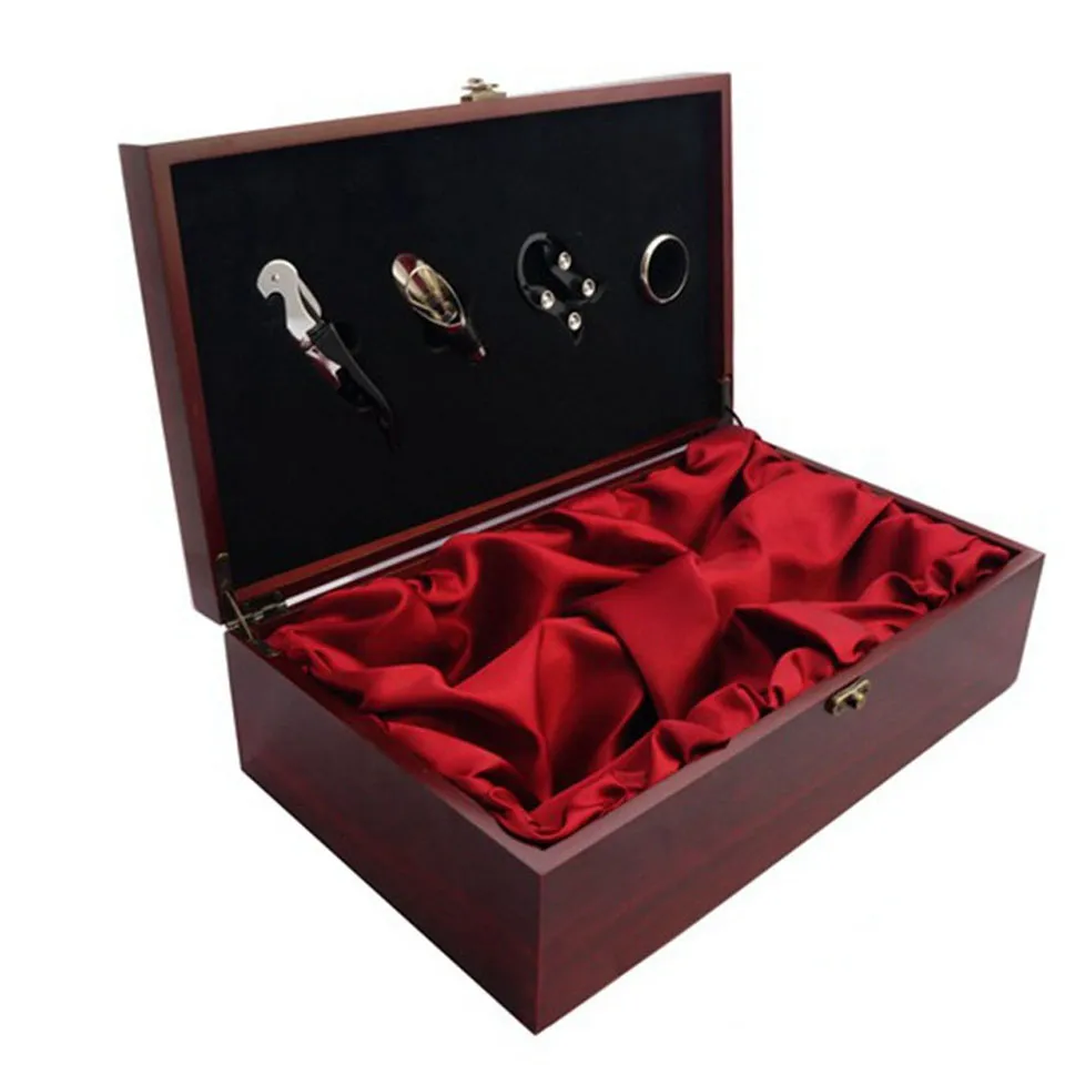 Emballage de bouteille de vin à la main de lux