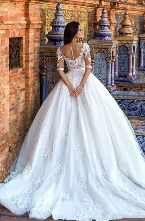Robes de robes de robe ivoire de balle gonflée 2018 Appliques de dentelle à manches demi-manches Tulle arabe Dubaï Mariage Bridal Bridal Country Weddings S s