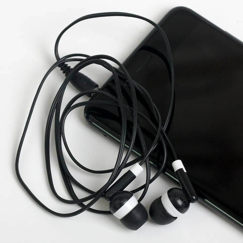 Universeel goedkoopste wegwerp zwart kleurrijke 35 mm ineer oortelefoon stereo oordopjes hoofdtelefoon voor mp3 mp4 mobiele telefoon6653448
