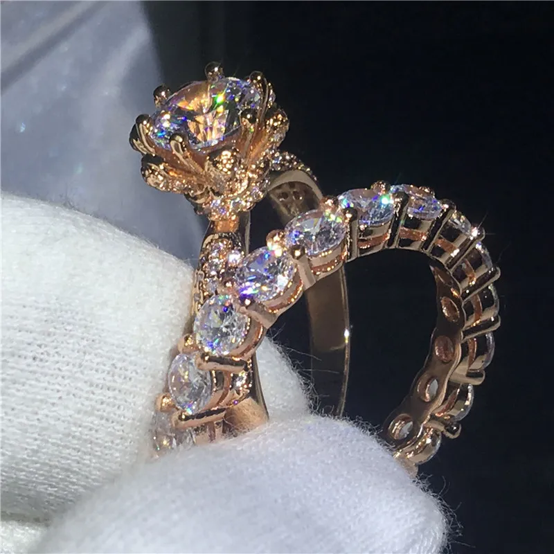 Klasyczne miłośnicy kwiatów Pierścień 3CT Clear 5a cyrkon CZ Rose Gold wypełnione 925 Srebrne Pierścienie ślubne Zestaw dla kobiet mężczyzn Biżuteria 215h