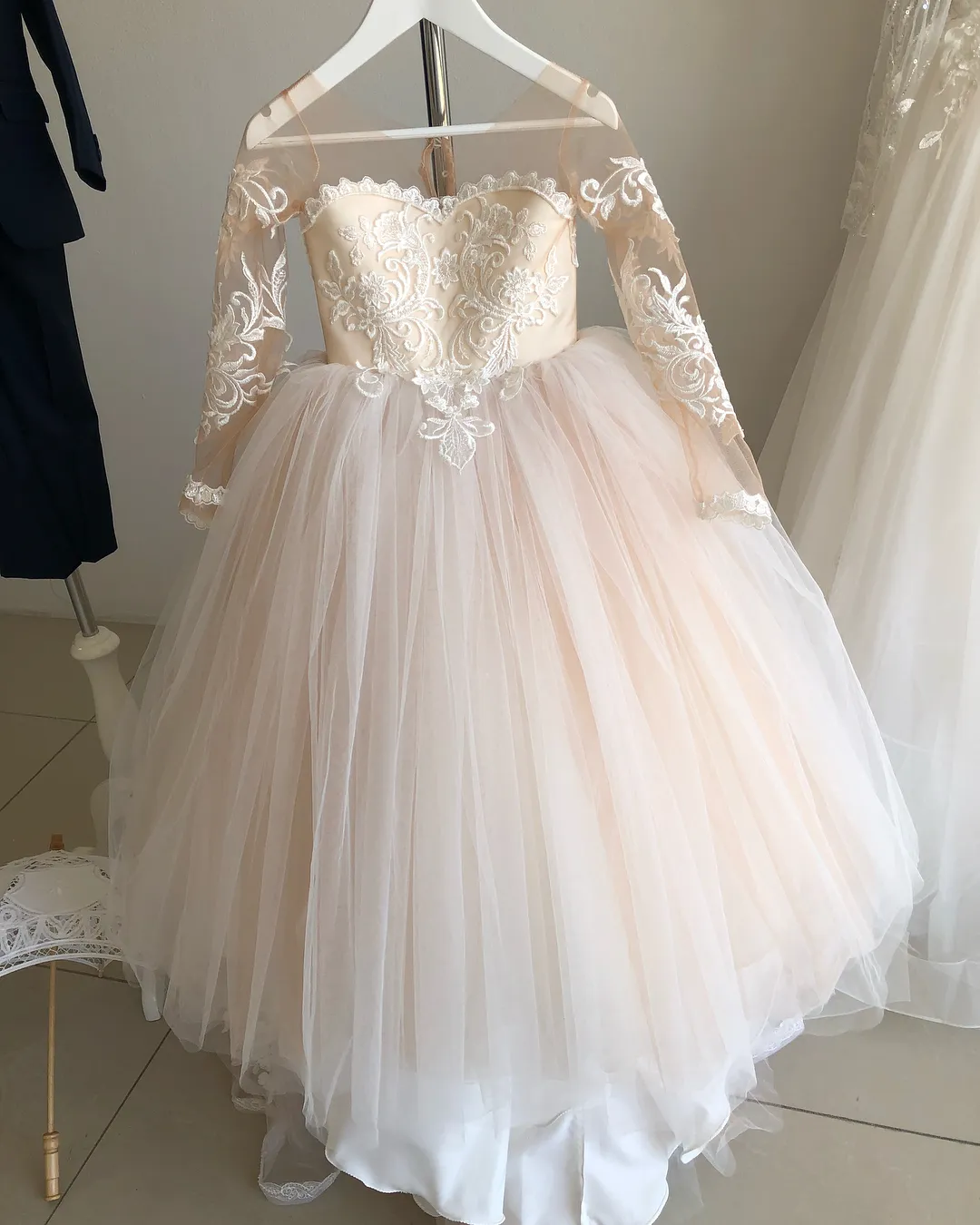 Ball Gown Lace Long Sleeves Flower Girl Dresses For Weddings Appliqued Little Girls Pageant Gowns Tulle Sheer Neck First Communion Dress