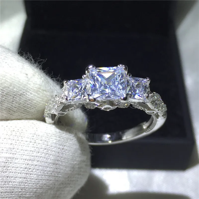 Romantik Vintage Kadın Yüzüğü Üç Taşlı Diamonique CZ Diamond 925 STERLING Gümüş Nişan Düğün Bandı Halkası için 233K