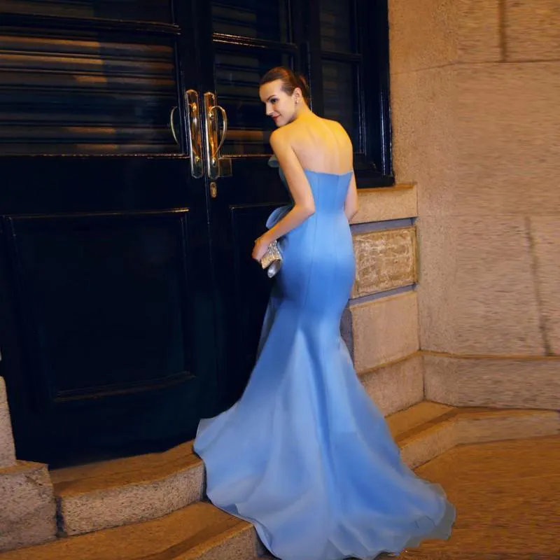 Mais recentes vestidos de noite de sereia azul claro e encantador, designs de arco de backless de backless backless runway vestidos de designer de moda