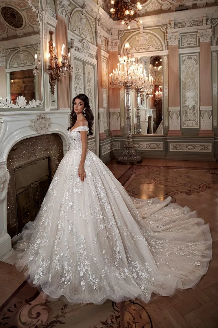 2020 Designer Off the Shoulder Wedding Dresses Luxury Ball Gown Appliqued Lace Wedding Dress Chapel Train Bridal Gowns