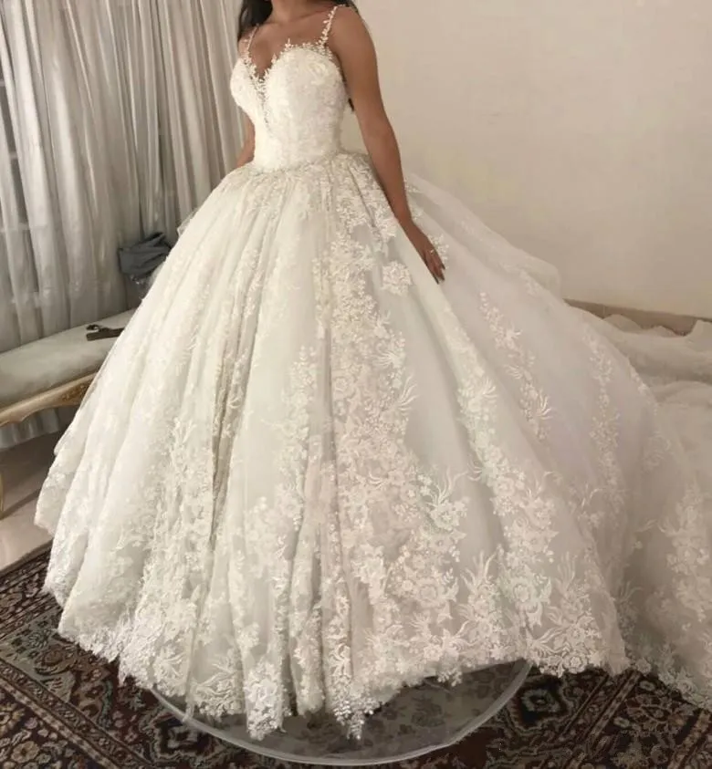 Spaghetti rem sexiga klänningar spetsar applikationer land plus storlek brudklänningar dubai saudi arabiska svep tåg bröllopsklänning