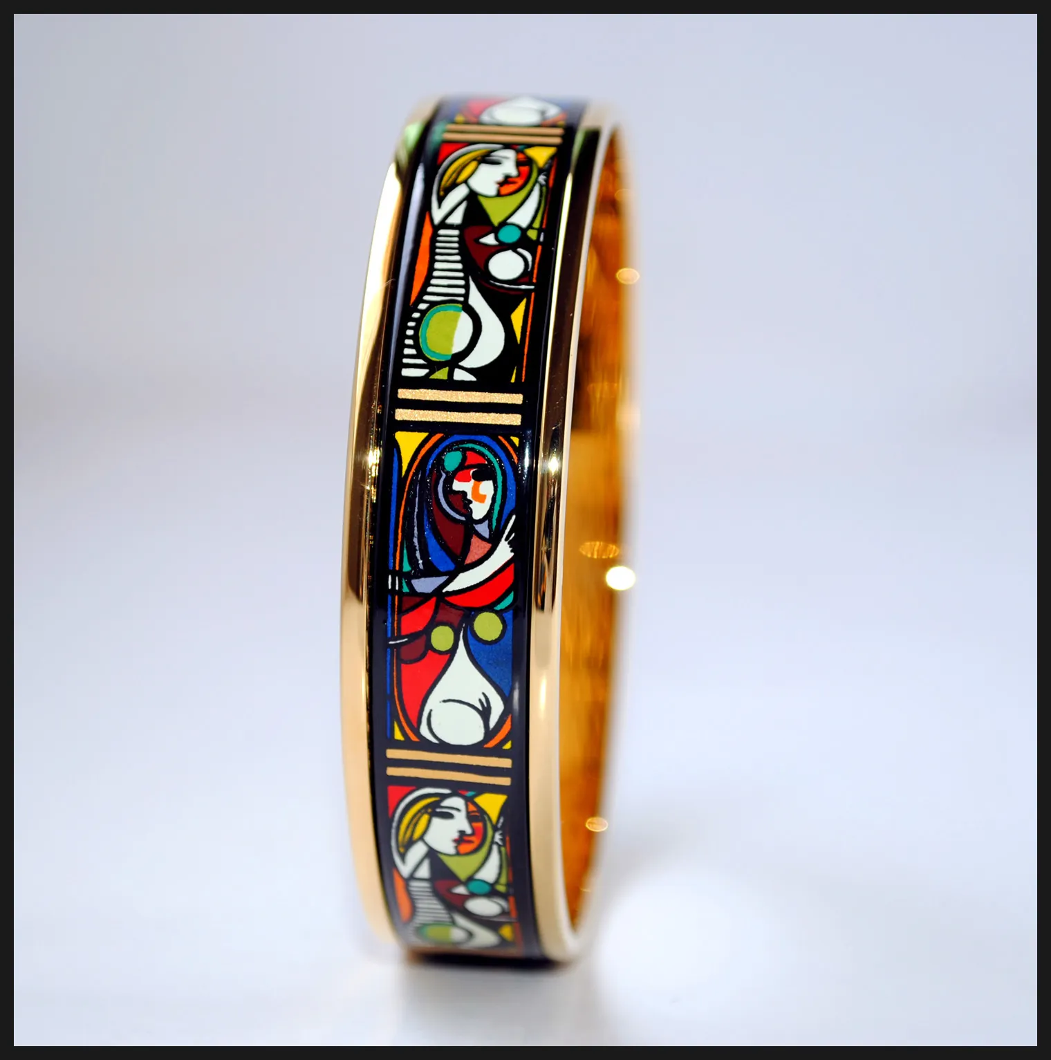 Femme devant un miroir série bracelet en émail plaqué or 18 carats pour femme bracelets de qualité supérieure bracelets largeur 15 mm mode je256s
