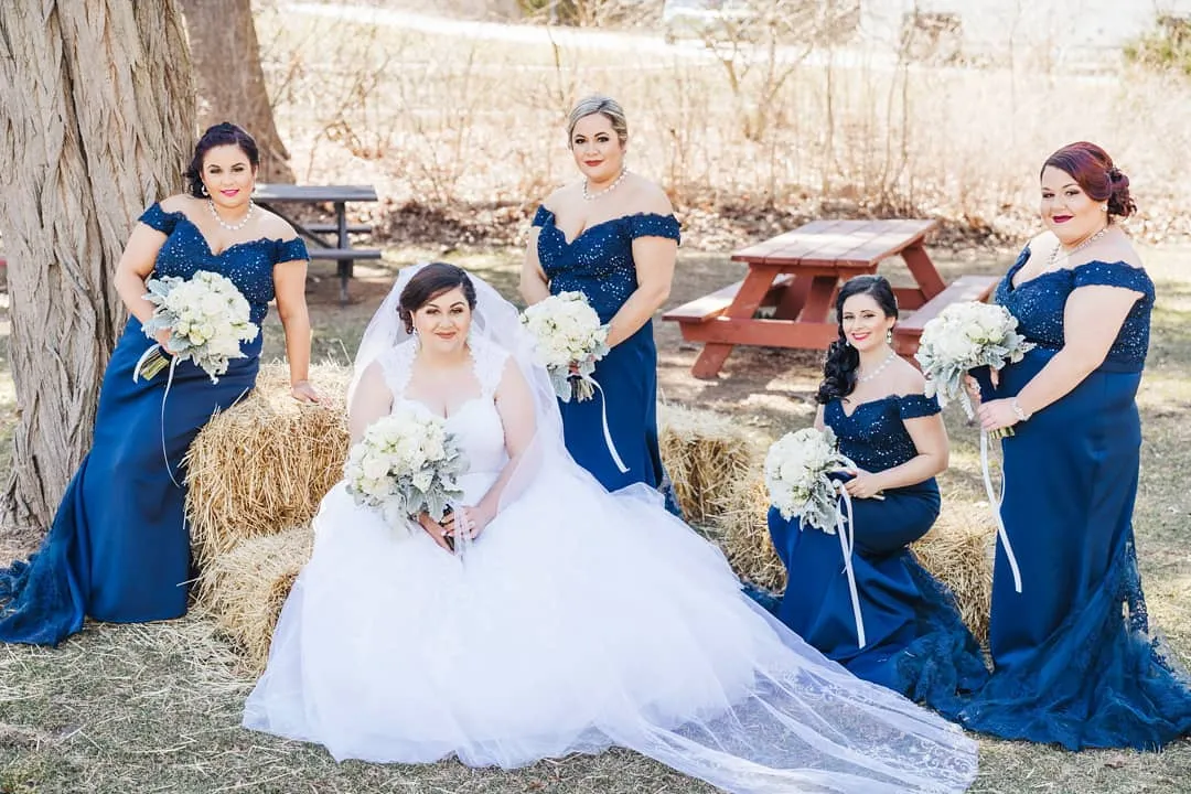 Blue Lace Royal Bridesmaid Robes pas cher hors épaule Longueur de plancher Pleas Court Train Maid d'honneur Robe Brautjungfer Kleider