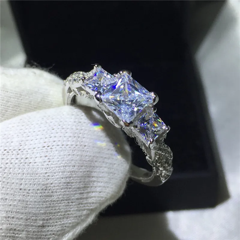 Romantik Vintage Kadın Yüzüğü Üç Taşlı Diamonique CZ Diamond 925 STERLING Gümüş Nişan Düğün Bandı Halkası için 233K