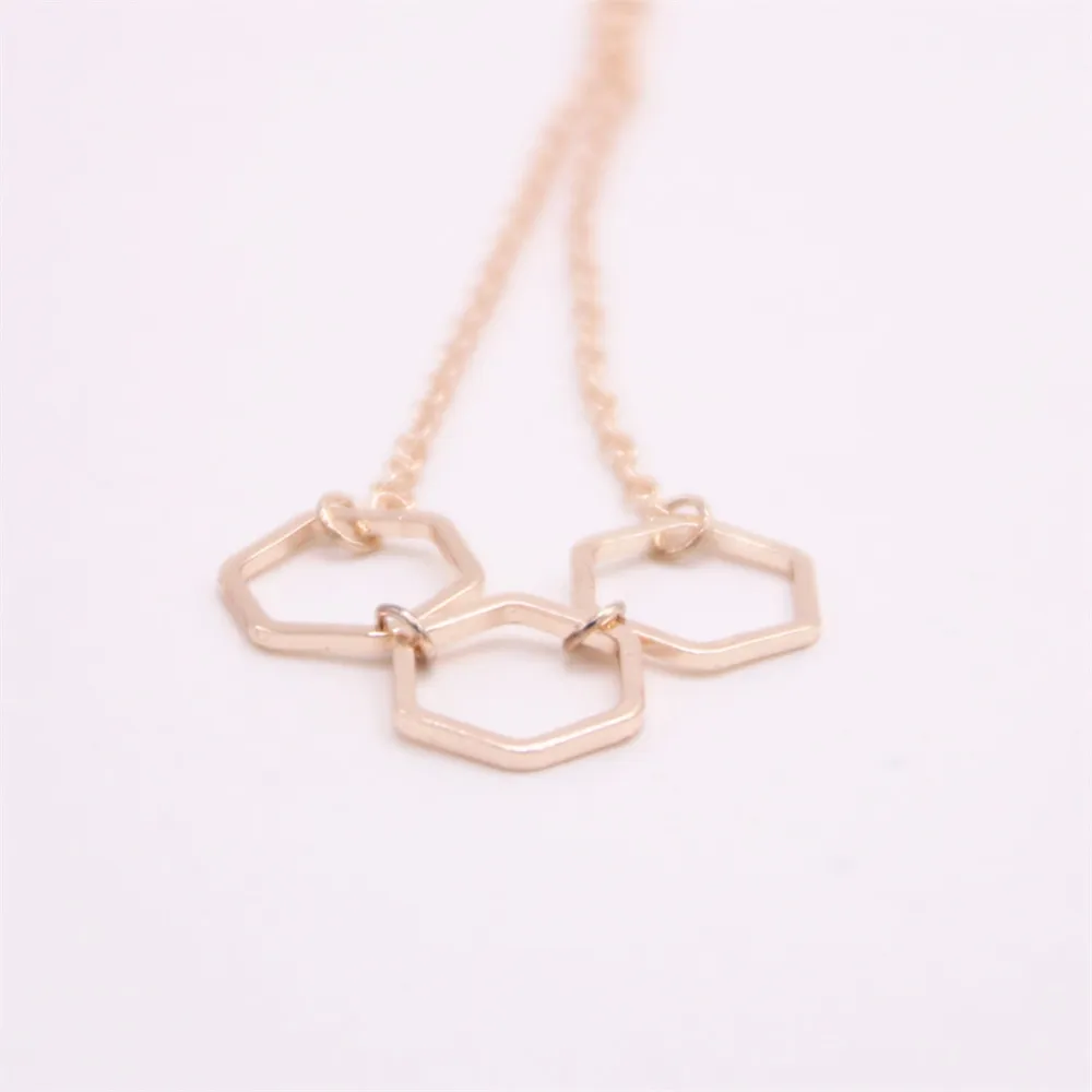 De nieuwste elementen Hele geometrische vormen Hanger ketting regelmatige zeshoekige vergulde ketting het geschenk aan vrouwen2967