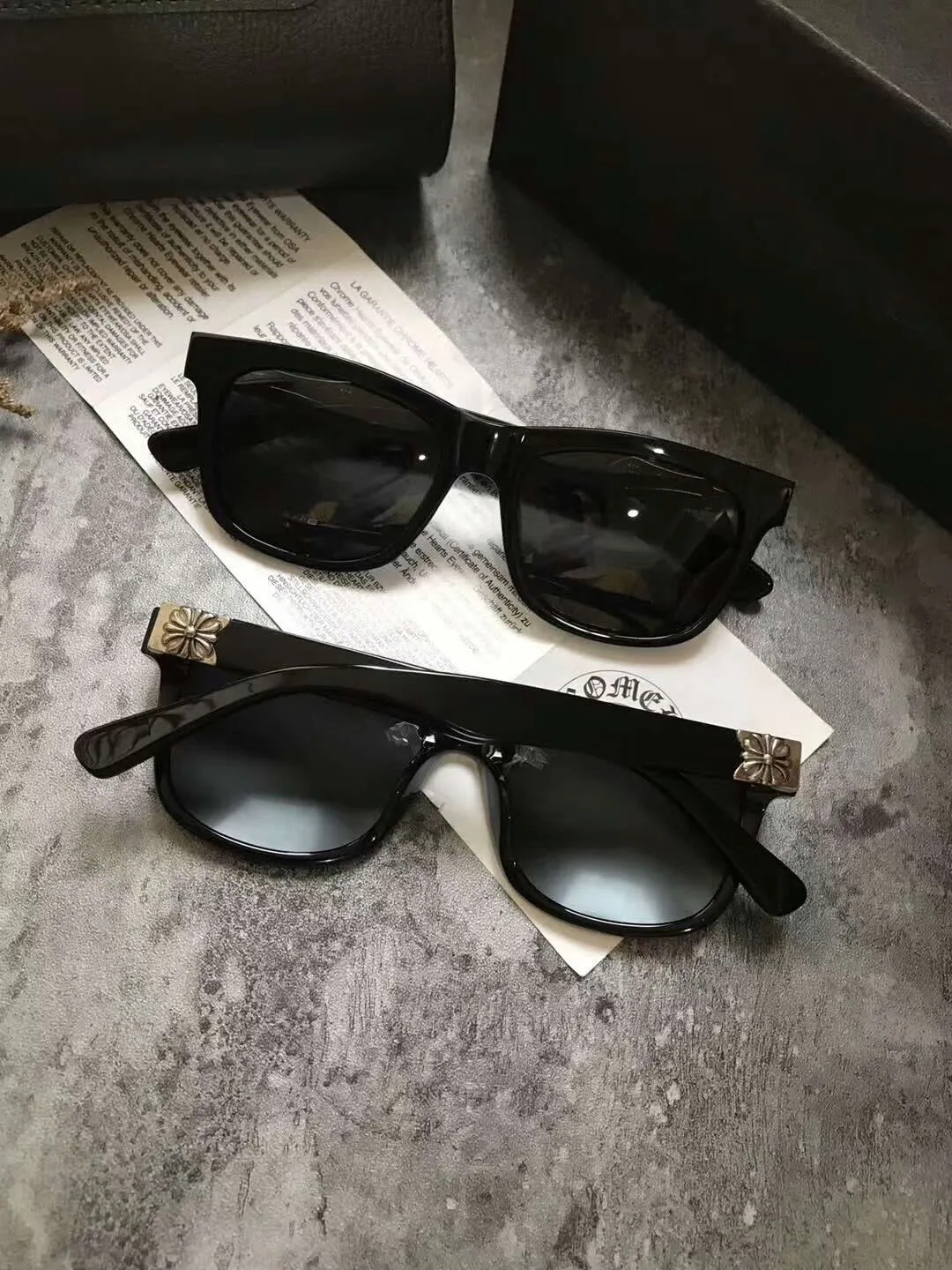 Cool Mens Black Glasses Polariserade solglasögon Black W Silver Frame och Black Sonnenbrille Square Solglasögon Summer Obarydose269s