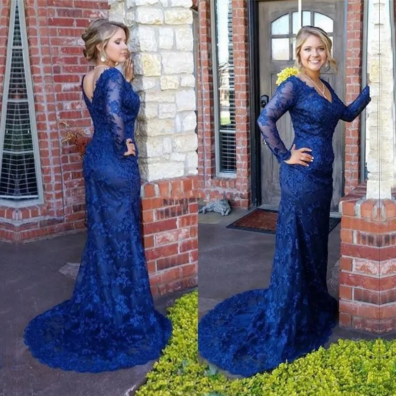 Elegant Navy Blue Deep V Neck Mother of Bride Dresses Lace Applique Long Sleeves Sweep Train Mother Dress Evening Dresses for Women