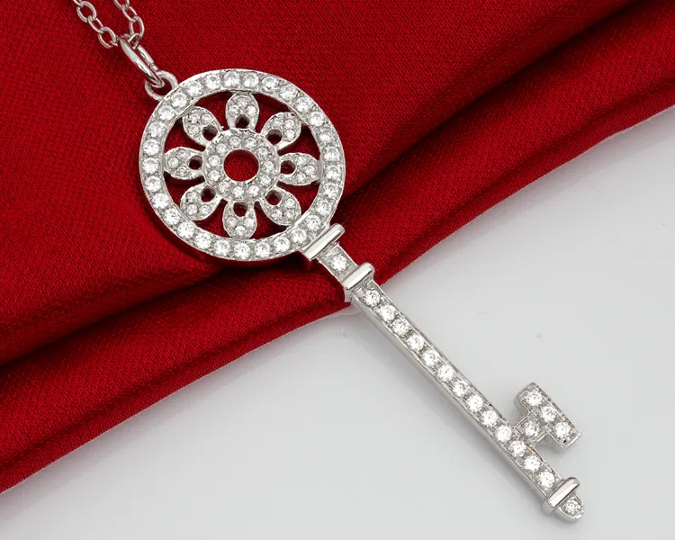 الكلاسيكية قلادة مفتاح T العلامة التجارية الصغيرة الماس الاصطناعية قلادة فضة قلادة قلادة مجوهرات الذهب الأبيض اللون لبلدها