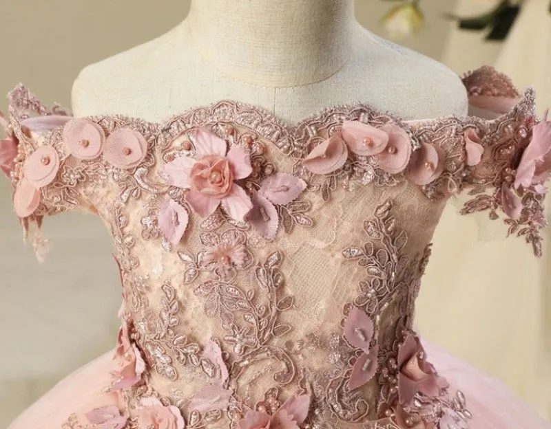 Die schicken schulterfreien rosa Prinzessin-Blumenmädchenkleider für Hochzeiten D mit Blumenapplikationen und Spitze für Kinder, formelle Kleidung, Perlen, langes Festzugskleid