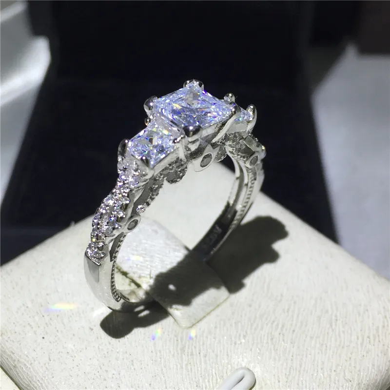 Romantik Vintage Kadın Yüzüğü Üç Taşlı Diamonique CZ Diamond 925 STERLING Gümüş Nişan Düğün Bandı Halkası için 233K