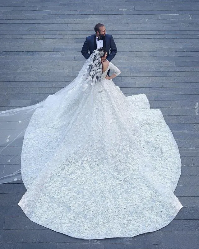 Ball Gorgeous Dubai Gown Wedding Dresses Lace D Floral Appliques Beads Long Sleeve V Neck Bridal Gowns s