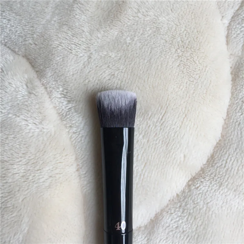 KVD Lock-It Edge Concealer Brush #40 _ 3