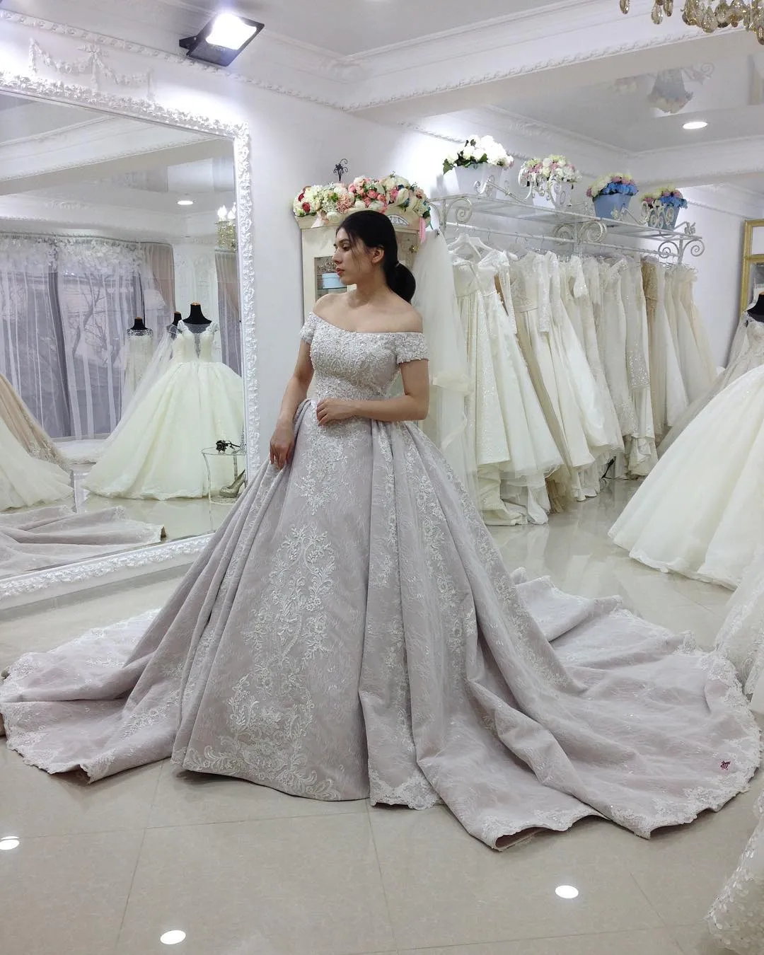Dubai Arabic New Fashion Vintage Full Lace Wedding Dresses A Line Off Shoulder Robe De Mariage Court Train Wedding Dress Bridal Gowns