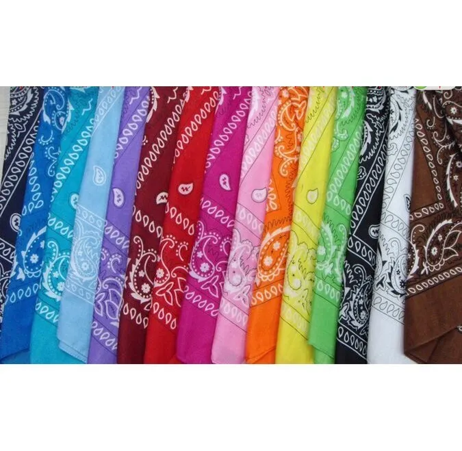 Foulards carrés en polyester-coton exquis avec différents motifs foulards hip-hop casquettes de sports de plein air foulards imprimés T3I5740