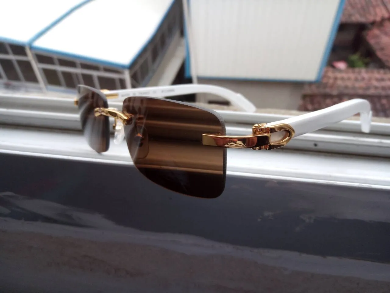 Totalmente nuevo FashMen Gafas de sol de diseñador Gafas sin montura Metal dorado Buffalo Hewear Lentes transparentes Pierna de madera occhiali lentes Lu289C
