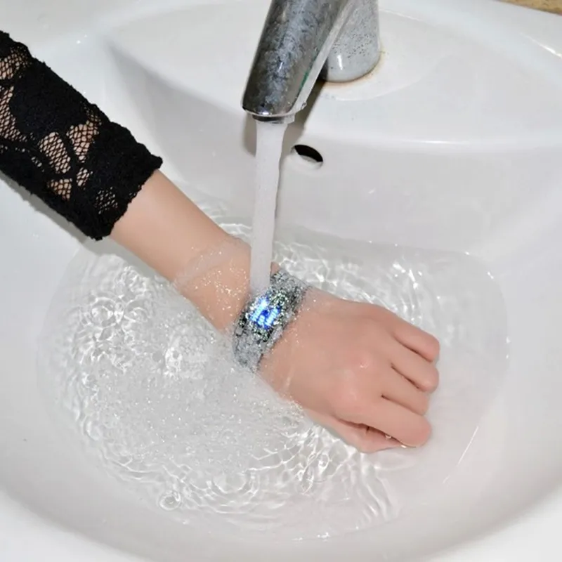 Skmei Creative Sports Watches Men Fashion Digital Watch Display Waterproof Thock resistenta armbandsur Relogio Masculino Y190237T