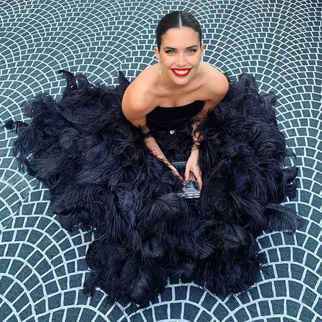 Black Feather aftonklänningar Axless Puffy Fur Prom -klänningar Långt specialtillfällen klänning svep tåg vestidos de quincea era272a