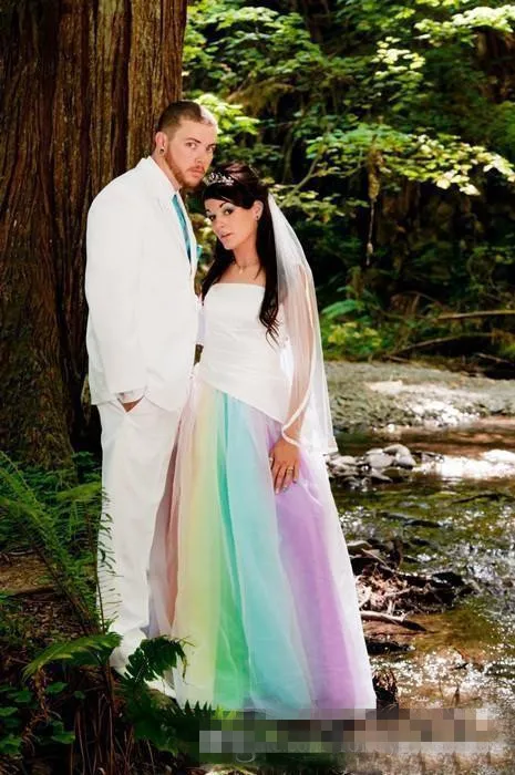 Vestidos de Noiva 2018 Kolorowe tęczowe gotyckie sukienki ślubne na świeżym powietrzu bez ramiączki Czerwony Purple Niebieski Egzotyczne suknie ślubne szatę de Maria286z