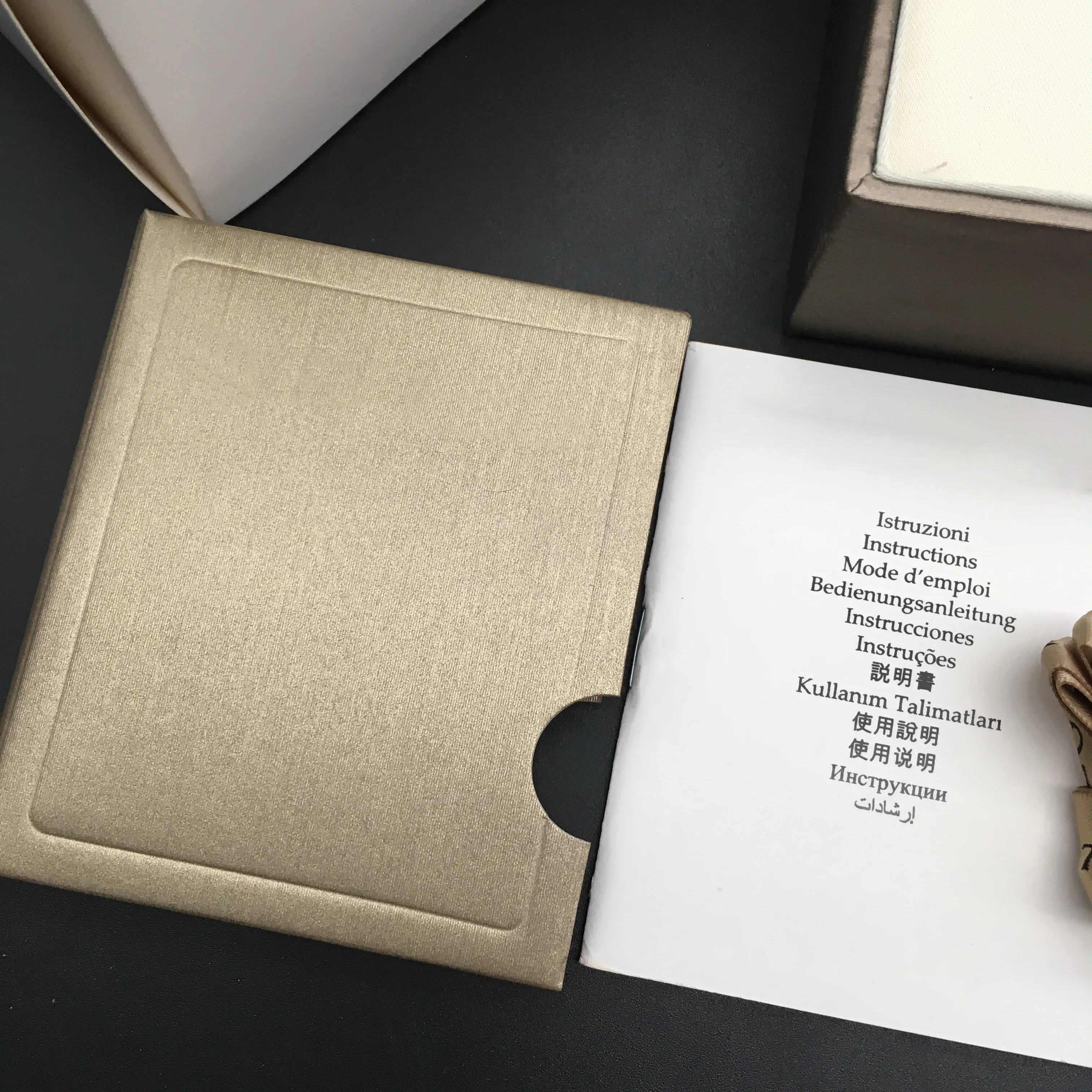 Högkvalitativ fyrkantig pappersklocka Bokplattor Papper Silk Ribbon Present Bag Champagne Watch Boxes Case283T