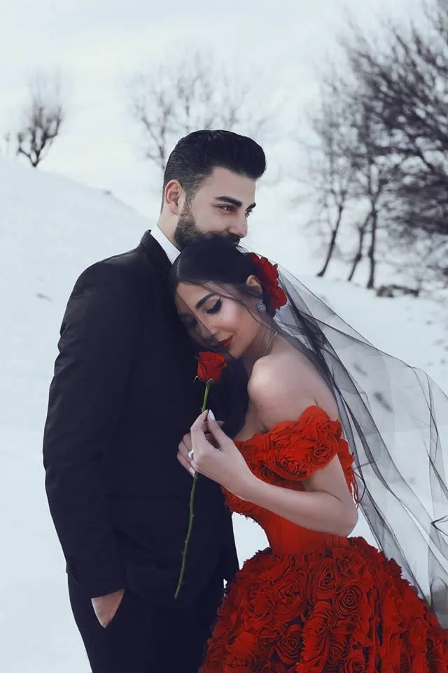 2023 Bridal Gowns Dark Red Wedding Dresses with 3D Rose Flowers Cathedral Train Arabic Middle East Church Off Shoulder Backless274n