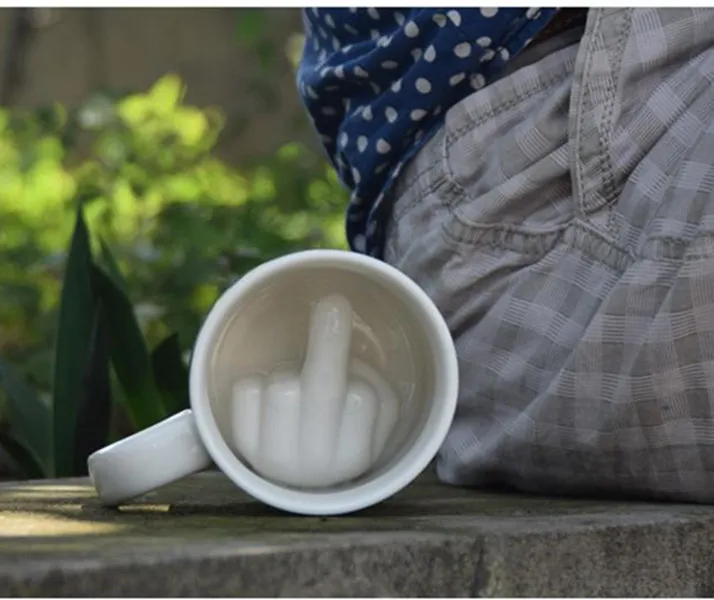 Creatief Ontwerp Witte Middelvinger Mok Nieuwigheid Stijl Mengen Koffie Melk Cup Grappige Keramische Mok 300 ml Capaciteit Water Cup204J