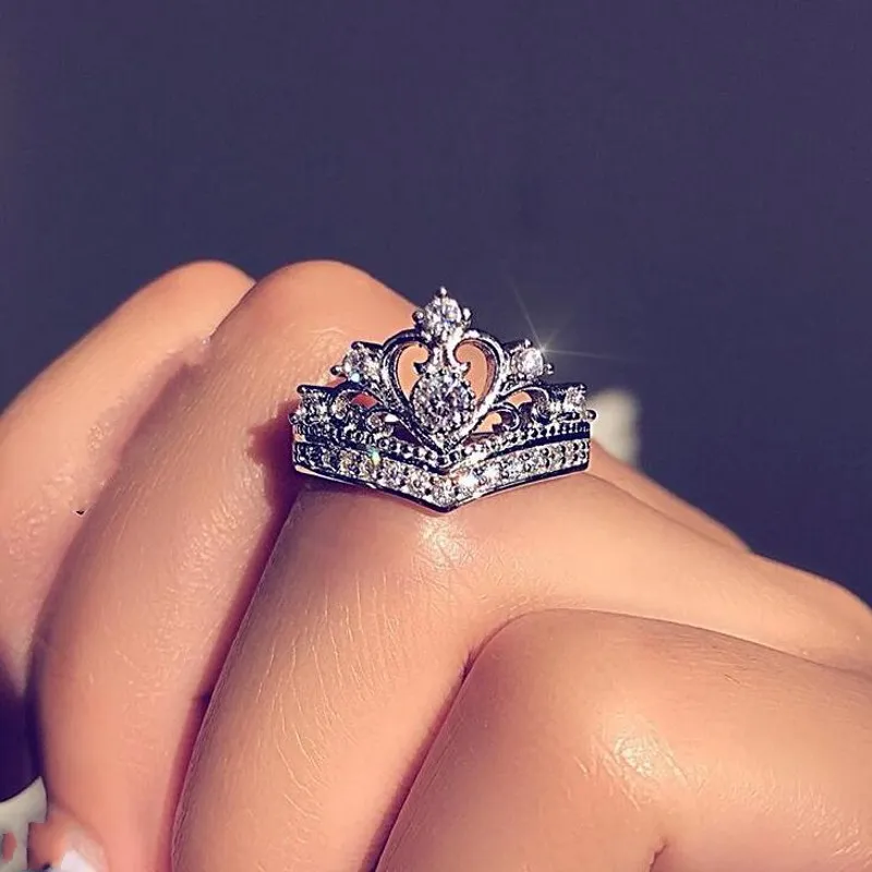 Sparkling ins Top Sell Piękna drobna biżuteria 925 Srebrny Pierścień Crown White Topaz CZ Diamond Obiecing Wesder Wedding Bridal Ring270k