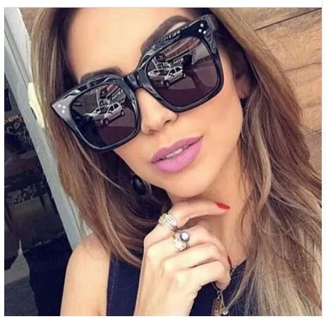 Whole-2019 Kim Kardshian Occhiali da sole da sole Lady Flat Top Top Oberi Lunette Female Donne di lussuoso Suncavi da sole Donne Rivet Sun Glass203K