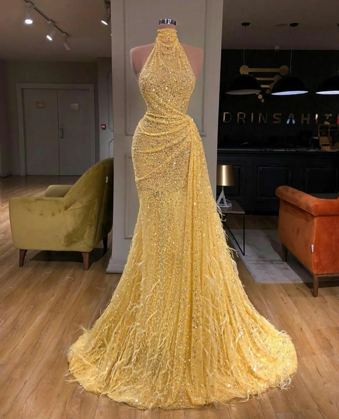 Popular Good Quality Glitter Mermaid Evening Dresses Sexy High-neck Sleeveless Sequins Feather Prom Dress Sweep Train Special Occa223M